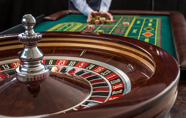 Live dealer table interface with multilingual chat